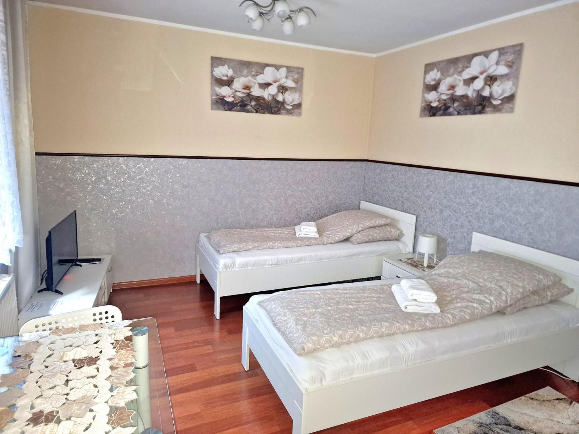 קטוביץ Aparthouse Apartamenty Centrum - In The City Center Near The Train Station מראה חיצוני תמונה